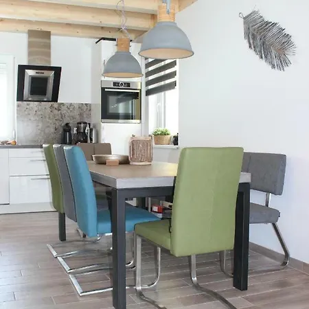 Holiday home Dreilaenderblick, Sauna En Tafeltennis En 150 Meter Piste Arnoldstein
